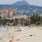 Bañistas en una playa de Palma de Mallorca