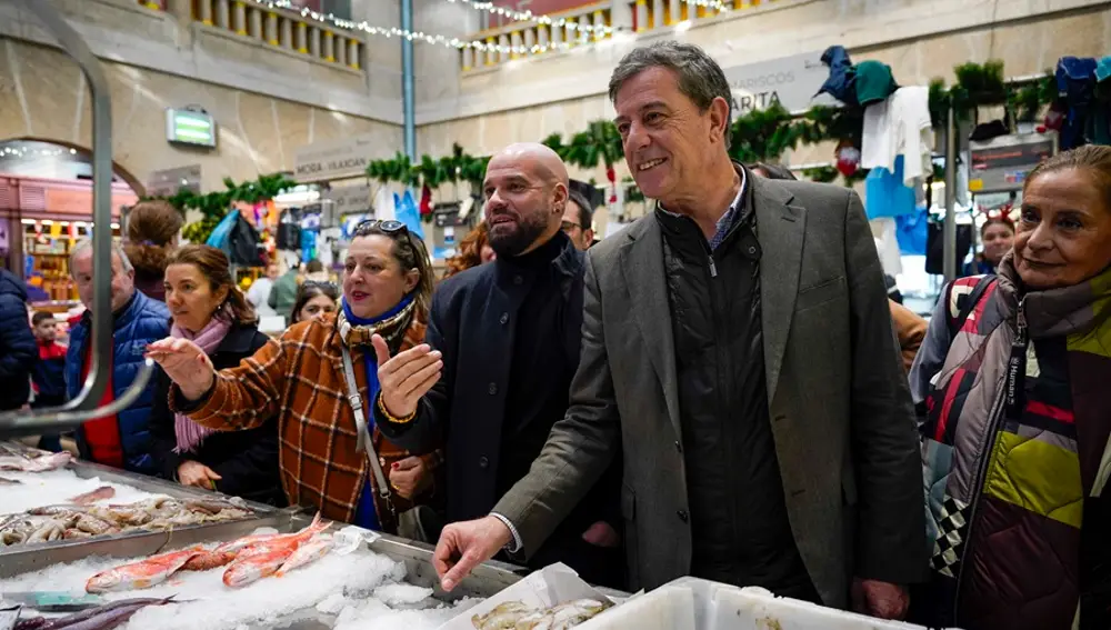 El candidato socialista en el mercado de abastos de Pontevedra.