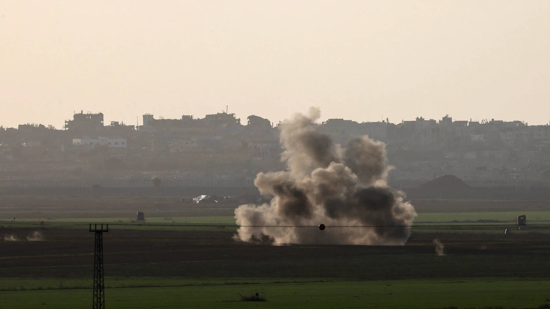 Undisclosed Location (Israel), 26/12/2023.- Smoke rises on the Israeli side of the border as a result of mortar shelling from the northern part of the Gaza Strip, as seen from an undisclosed location near the Gaza border, Israel, 26 December 2023. More than 20,000 Palestinians and at least 1,300 Israelis have been killed, according to the Palestinian Health Ministry and the Israel Defense Forces (IDF), since Hamas militants launched an attack against Israel from the Gaza Strip on 07 October, ...