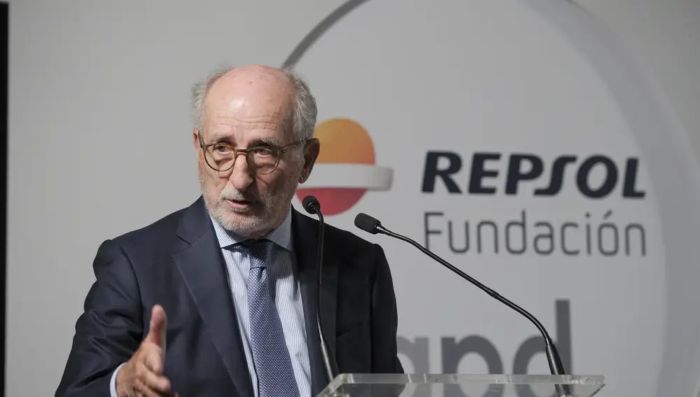 GRAFCAN7408. LAS PALMAS DE GRAN CANARIA (ESPAÑA), 28/09/2023.- El presidente de Repsol, Antonio Brufau (d), ha intervenido este jueves en una jornada organizada por su compañía en Canarias sobre los retos de la transición energética, en la que empresas como Iberia, Air Europa, Ryanair, Armas Trasmediterránea y Binter han debatido sobre la descarbonización del transporte. EFE/Ángel Medina G.