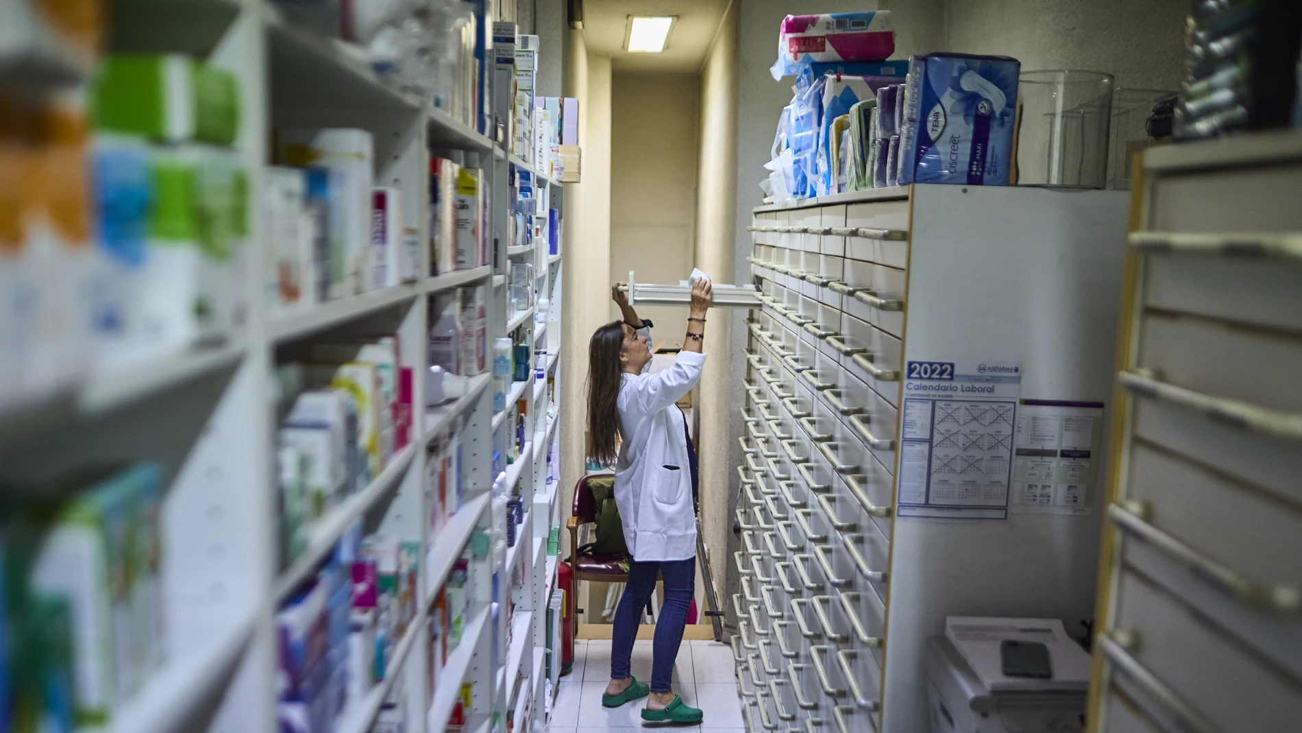 Entrevista con la farmacéutica Ana de Jorge, que trabaja con la Plataforma LUDA que permite mediante su sowtware consultar cuál es la farmacia más cercana que tiene el medicamento que necesita su paciente, y que pueda ir a adquirirlo. Esto ahorra a los pacientes el tener que ir peregrinando por todas las farmacias que conocen para encontrar ese medicamento. La farmacia, además de ayudar a su paciente y satisfacerle esa necesidad, obtiene un retorno por este servicio. Hasta el momento más de 38.000 personas han encontrado su medicamento con problemas de suministro gracias a LUDA.