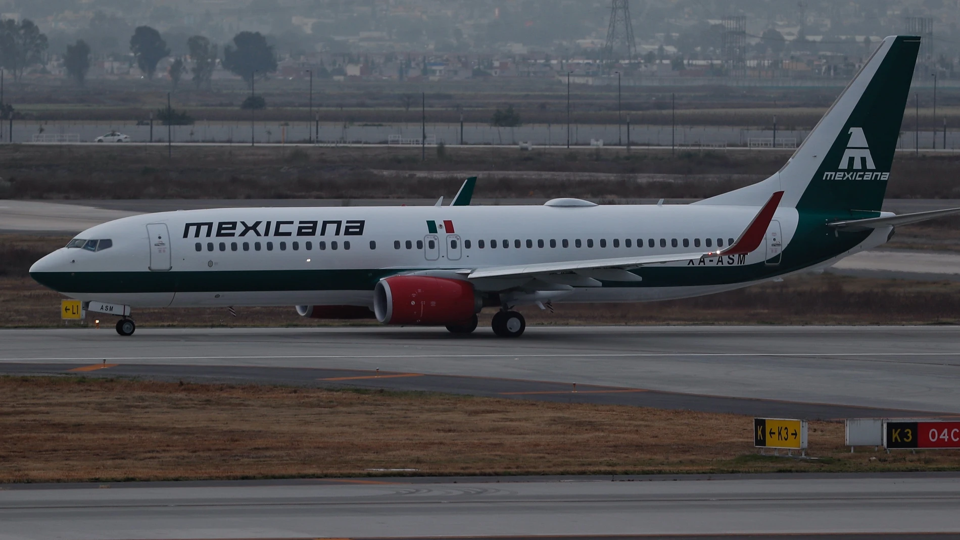 MEX5135. ZUMPANGO (MÉXICO), 26/12/2023 .- Fotografía de un avión de la aerolínea Mexicana de Aviación previo a su despegue hoy, en el aeropuerto internacional Felipe Ángeles, en el municipio de Zumpango (México). Mexicana de Aviación, la primera aerolínea comercial del país, retomó este martes el vuelo tras su quiebra hace 13 años y el rescate del presidente Andrés Manuel López Obrador, quien entregó su control al Ejército, lo que ha despertado cuestionamientos sobre su viabilidad. La compañí...