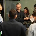 El vicesecretario de economía, Juan Bravo y la de Desarrollo Sostenible, Paloma Martín en un corrillo con periodistas en la sede nacional del PP. 