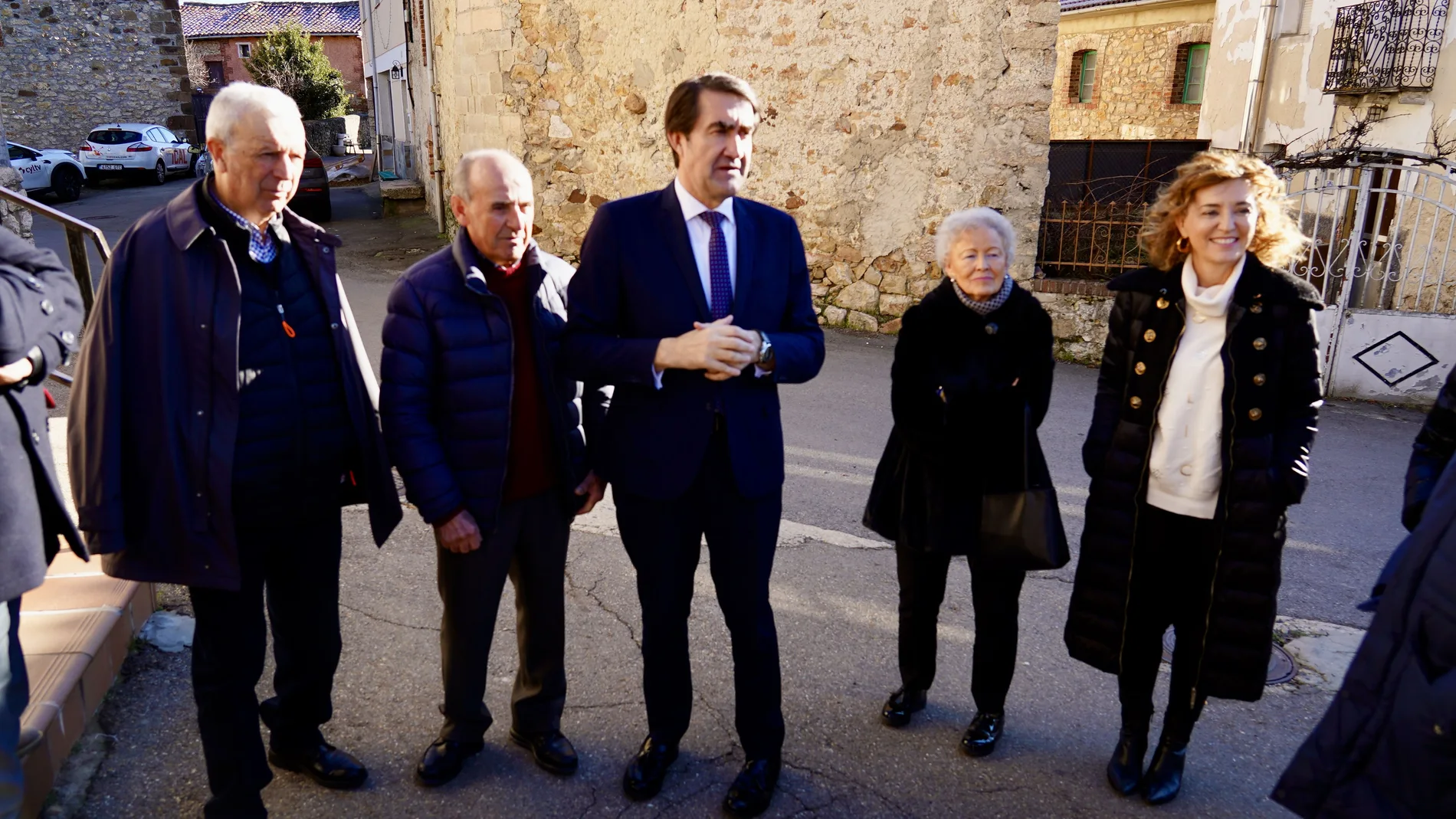 El consejero de Medio Ambiente, Vivienda y Ordenación del Territorio, Juan Carlos Suárez-Quiñones, firma los convenios del programa ''Rehabitare'' con cinco ayuntamientos de la provincia de León. Tras la firma, visitará el ‘Rehabitare’ de Prado de la Guzpeña