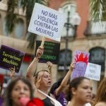 SANTA CRUZ DE TENERIFE, 10/08/2023.- El Foro contra la Violencia de Género de Tenerife ha convocado una concentración de repulsa por el asesinato machista de una mujer de 91 años vecina de Valle Guerra, en La Laguna, este jueves en la Plaza de la Candelaria de Santa Cruz de Tenerife. EFE/Ramón de la Rocha