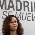 Ayuso visita la sede de la Asociación Gremial de Auto-Taxi