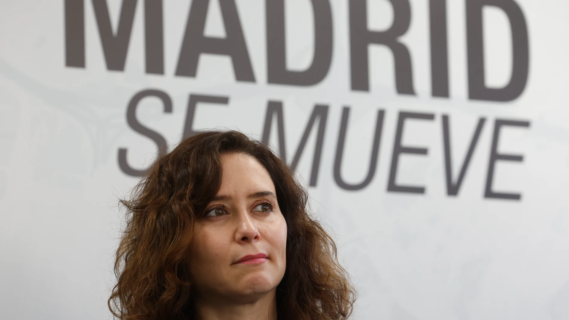 MADRID, 26/12/2023.- La presidenta de la Comunidad de Madrid, Isabel Díaz Ayuso, interviene durante su visita este martes a la sede de la Asociación Gremial de Auto-Taxi de Madrid. EFE/ Juan Carlos Hidalgo