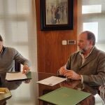 Huelva.- La Caja Rural Los presidentes de Caja Rural del Sur, José Luis García-Palacios Álvarez (derecha), y del Recreativo de Huelva, Jesús Vázquez.