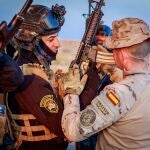 Un militar español instruye a soldados iraquíes