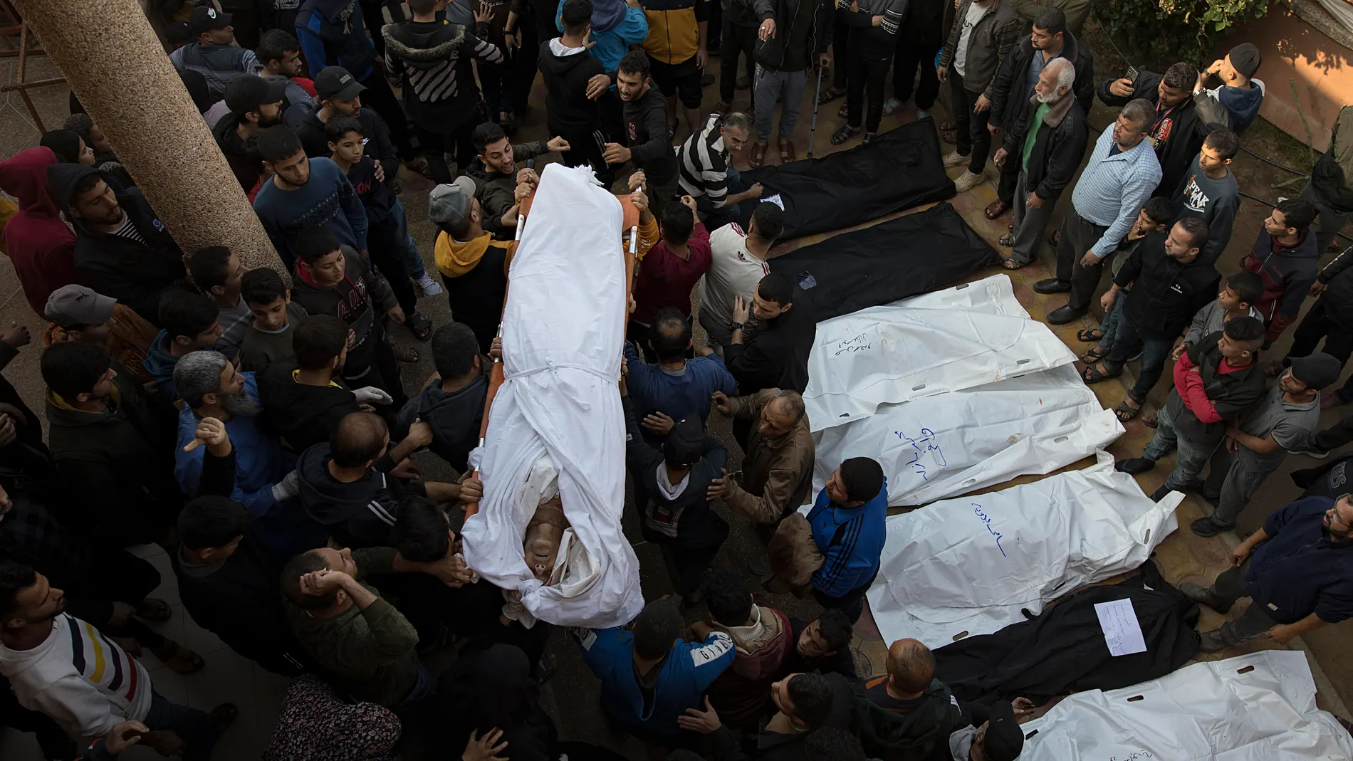 Gaza (-), 27/12/2023.- Relatives of killed Palestinians gather near their bodies at the Nasser Hospital in Khan Yunis, southern Gaza Strip, 27 December 2023, following Israeli air strikes on the Southern Gaza Strip. Israeli forces resumed military strikes on Gaza after the week-long truce ended on 01 December. More than 20,800 Palestinians and at least 1,300 Israelis have been killed, according to the Palestinian Health Ministry and the Israel Defense Forces (IDF), since Hamas militants launc...