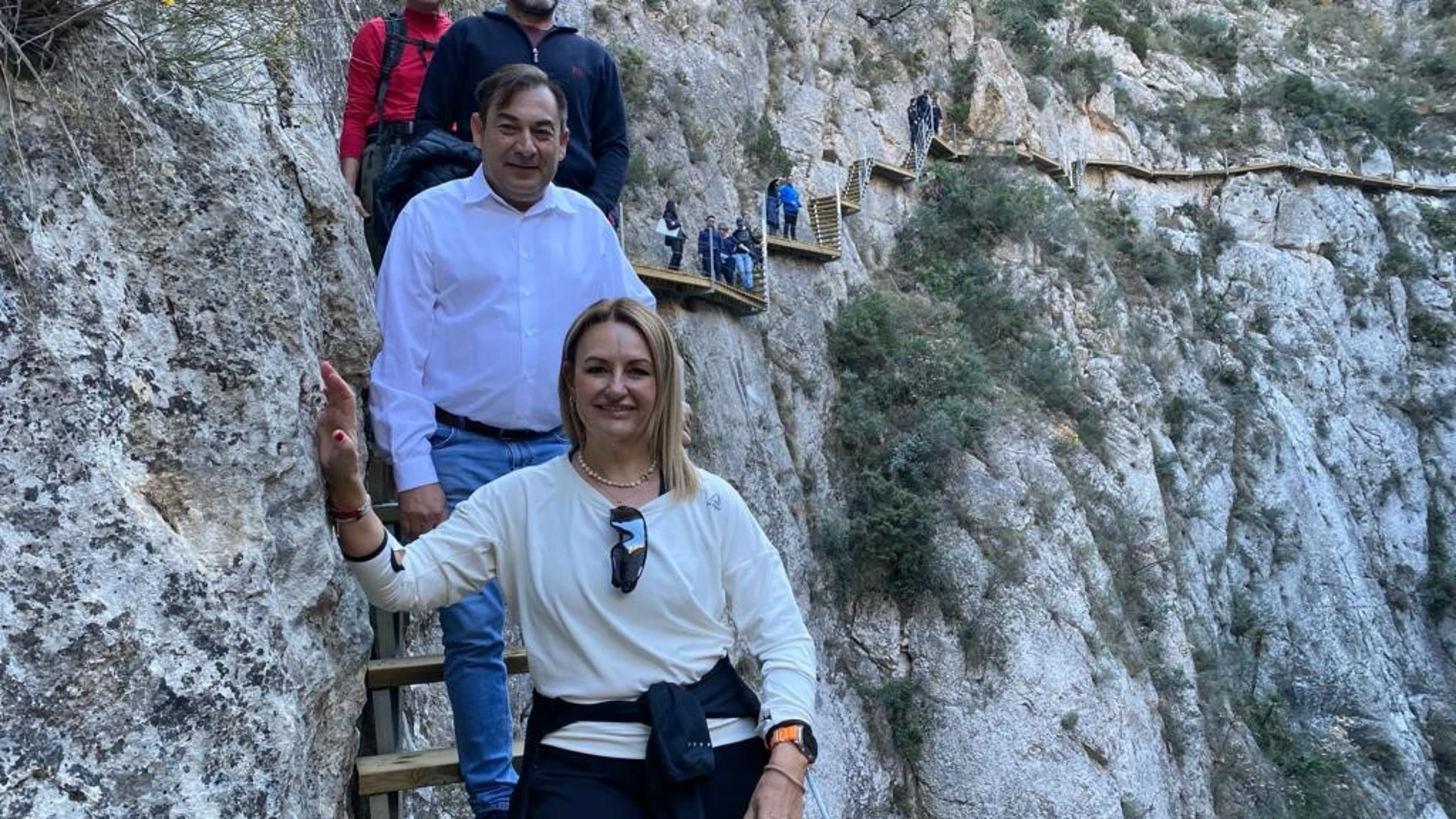 La consellera de Turismo, Nuria Montes, en la pasarela del pantano de Relleu (Alicante).