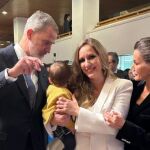 El emotivo encuentro de los Reyes con el hijo de la cantante María Toledo