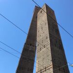 Una imagen de la torre Garisenda de Bolonia