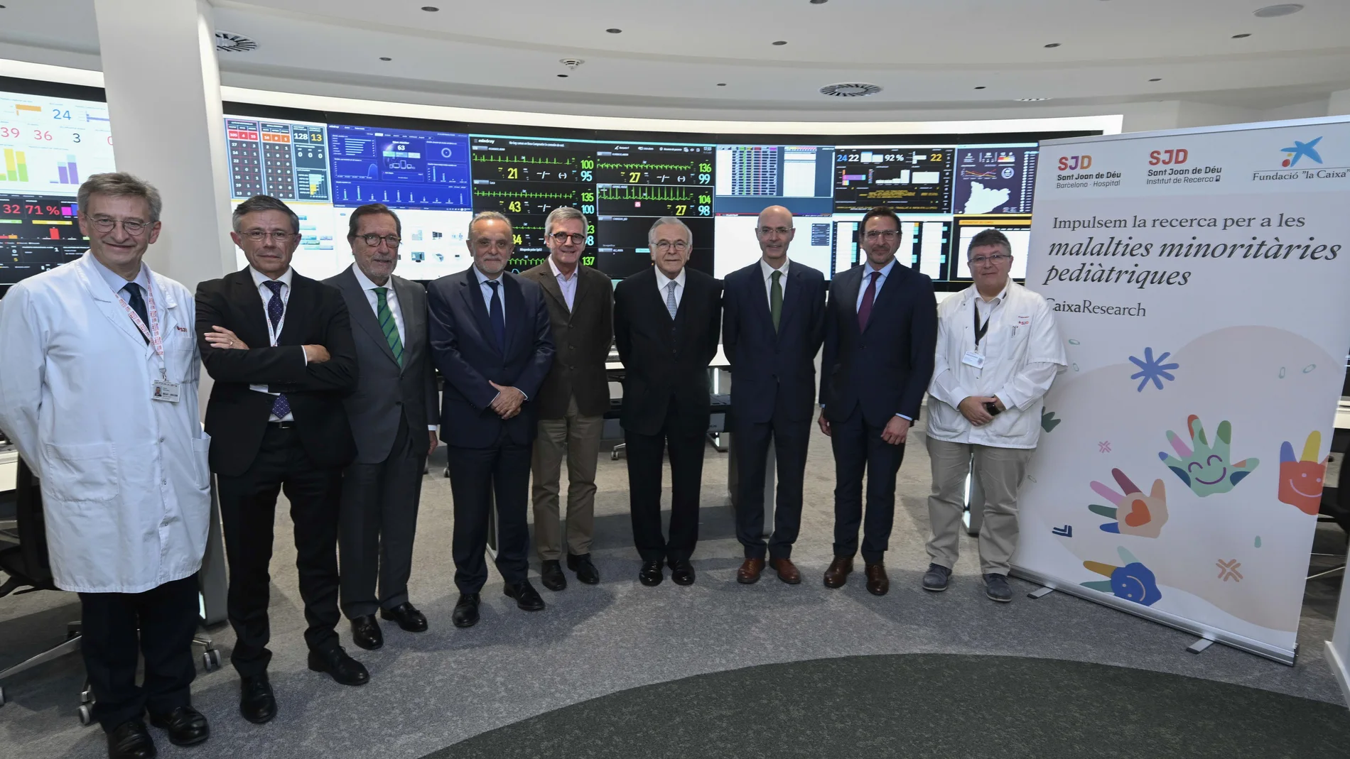 Pie de foto De izquierda a derecha, el Director Médico del Hospital Sant Joan de Déu Barcelona, Miquel Pons; el director del Instituto de Investigación Sant Joan de Déu, Joan Comella; el director general de la Fundación “la Caixa”, Antonio Vila Betrán; el director gerente del Hospital Sant Joan de Déu Barcelona, Manel del Castillo; el Hermano del Orden Hospitalario de Sant Joan de Déu, Joaquim Erra; el Presidente de la Fundación “la Caixa”, Isidro Fainé; director de la Fundació de Recerca Sant Joan de Déu, Emili Bargalló; el director del Área de Relaciones con Instituciones de Investigación y Salud de la Fundación ”la Caixa”, Ignasi López, y el director de Datos y Estrategia Digital del Hospital Sant Joan de Déu Barcelona, Francesc Garcia Cuyàs.