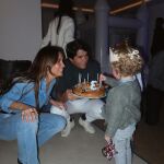 María Pombo con total look denim.