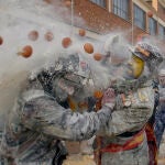 Los "enfarinats" libran una batalla campal a golpe de huevos, harina y petardos y gobiernan en Ibi (Alicante) el día de los Santos Inocentes.