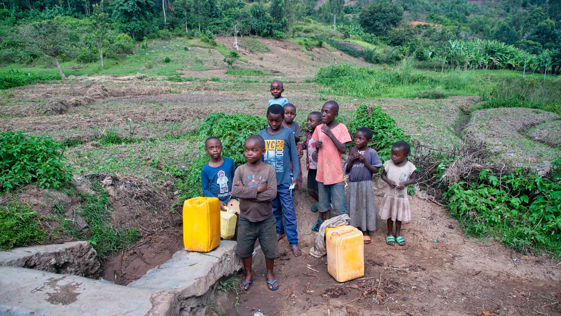 Niños de la isla de Idjwi en Congo van a buscar agua a la única fuente que hay en la isla