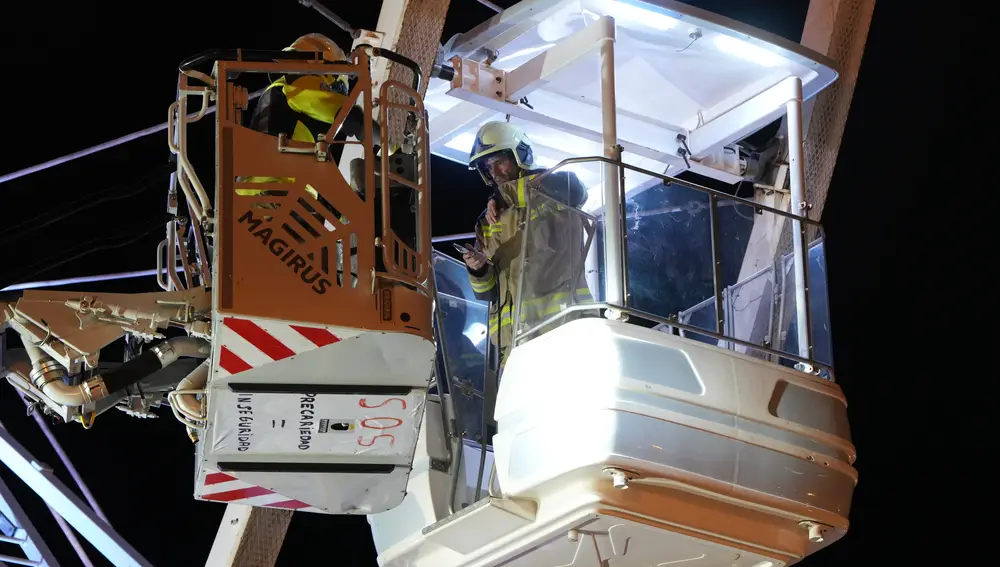 Rescate de los bomberos tras la avería de una noria en San Sebastián