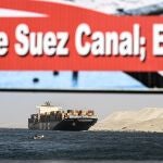 Ismailia (Egypt), 22/12/2023.- A Mediterranean Shipping Company (MSC) container ship crosses the Suez Canal towards the Red Sea in Ismailia, Egypt, 22 December 2023. On 18 December, the US Department of Defense announced a multinational operation to safeguard trade and to protect ships in the Red Sea, amid the recent escalation in Houthi attacks originating from Yemen, according to a press release from the U.S. Department of Defense. These attacks in recent weeks had prompted major shipping companies to reroute their operations and raised concerns of prolonged disruptions to global trade. (Egipto) EFE/EPA/MOHAMED HOSSAM