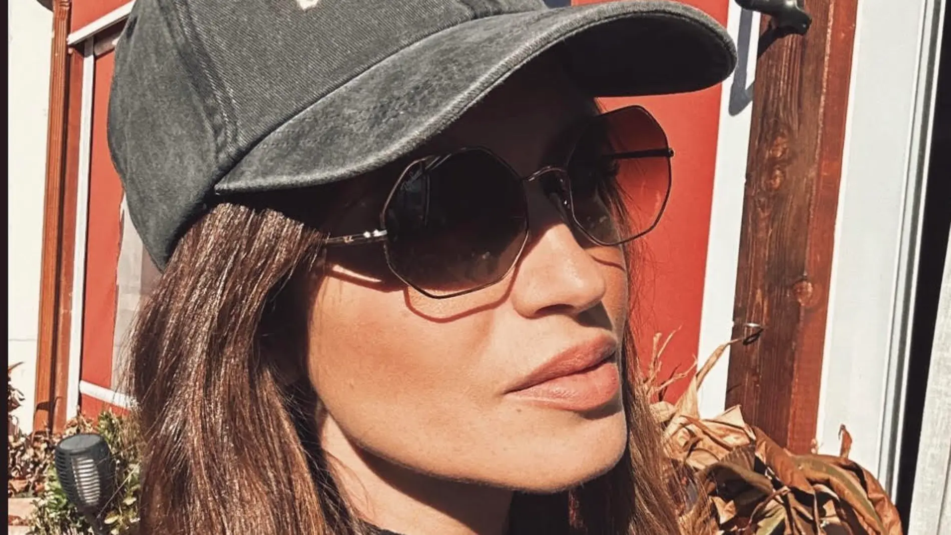 Sara Carbonero con gorra de su marca.