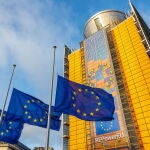 Las banderas de la UE ondean a media asta en la Comisión Europea en honor a Jacques Delors