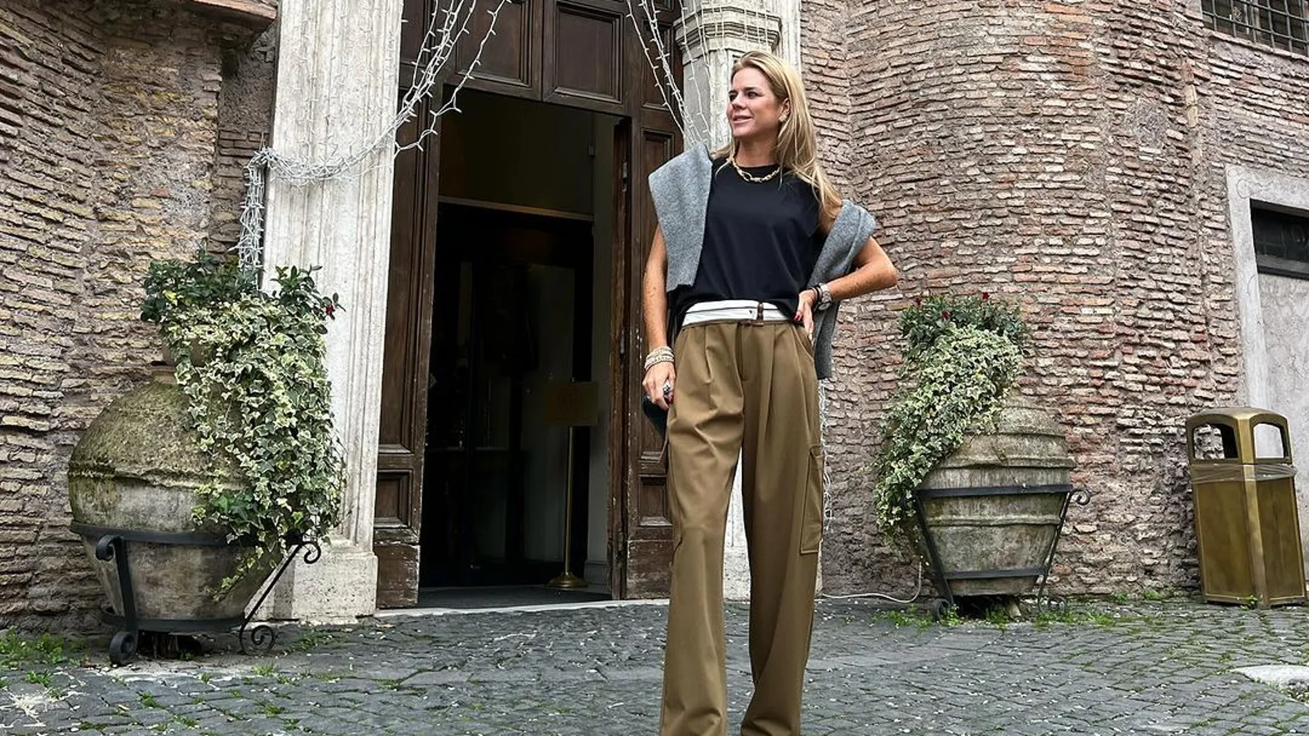 Amelia Bono con look de viaje a Roma.