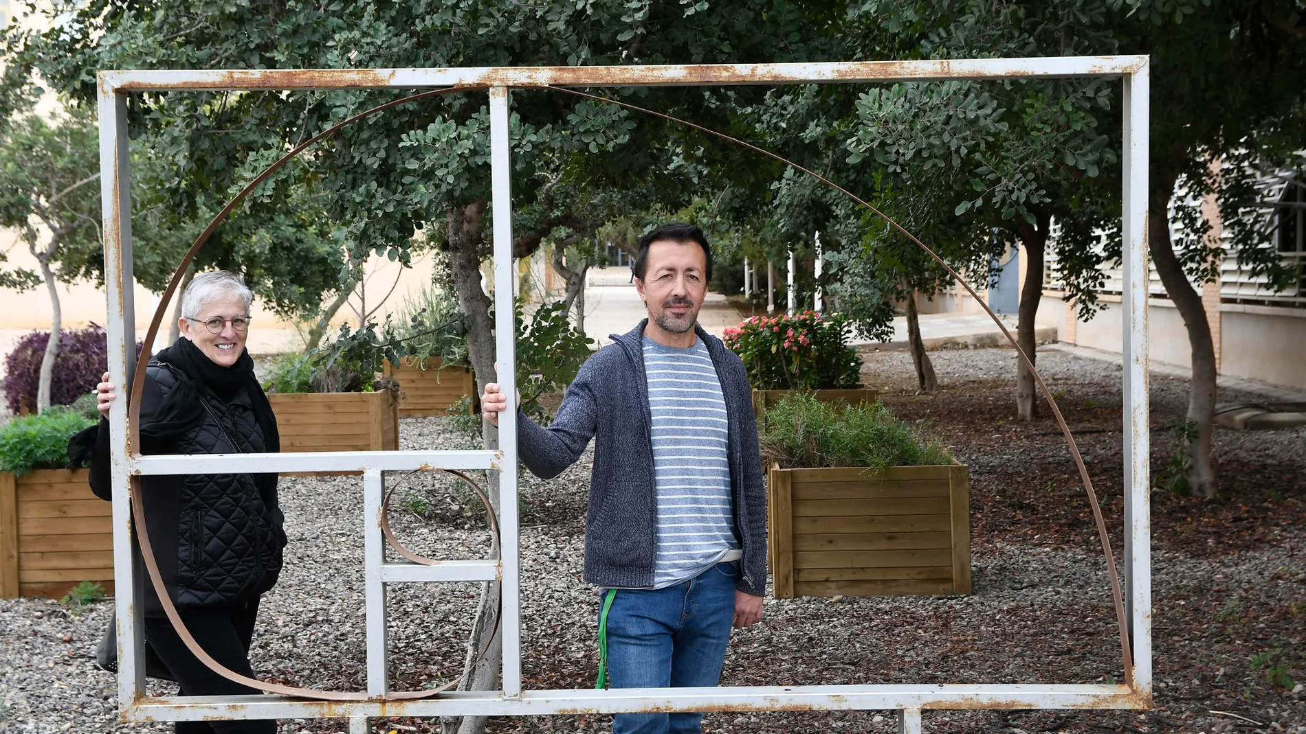 Manuel Sánchez (i) , conservador del jardín botánico de la universidad almeriense, junto a la investigadora Azucena Laguía