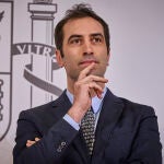 El nuevo ministro de Economía, Carlos Cuerpo recibe la cartera de manos de su antecesora en el cargo, Nadia C