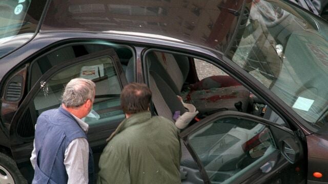 Imagen del coche de Tomás Caballero en el que fue asesinado en 1998