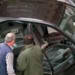 Imagen del coche de Tomás Caballero en el que fue asesinado en 1998