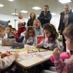 La consejera de Familia e Igualdad de Oportunidades, Isabel Blanco, visita un centro que desarrolla el programa "Conciliamos en Navidad"