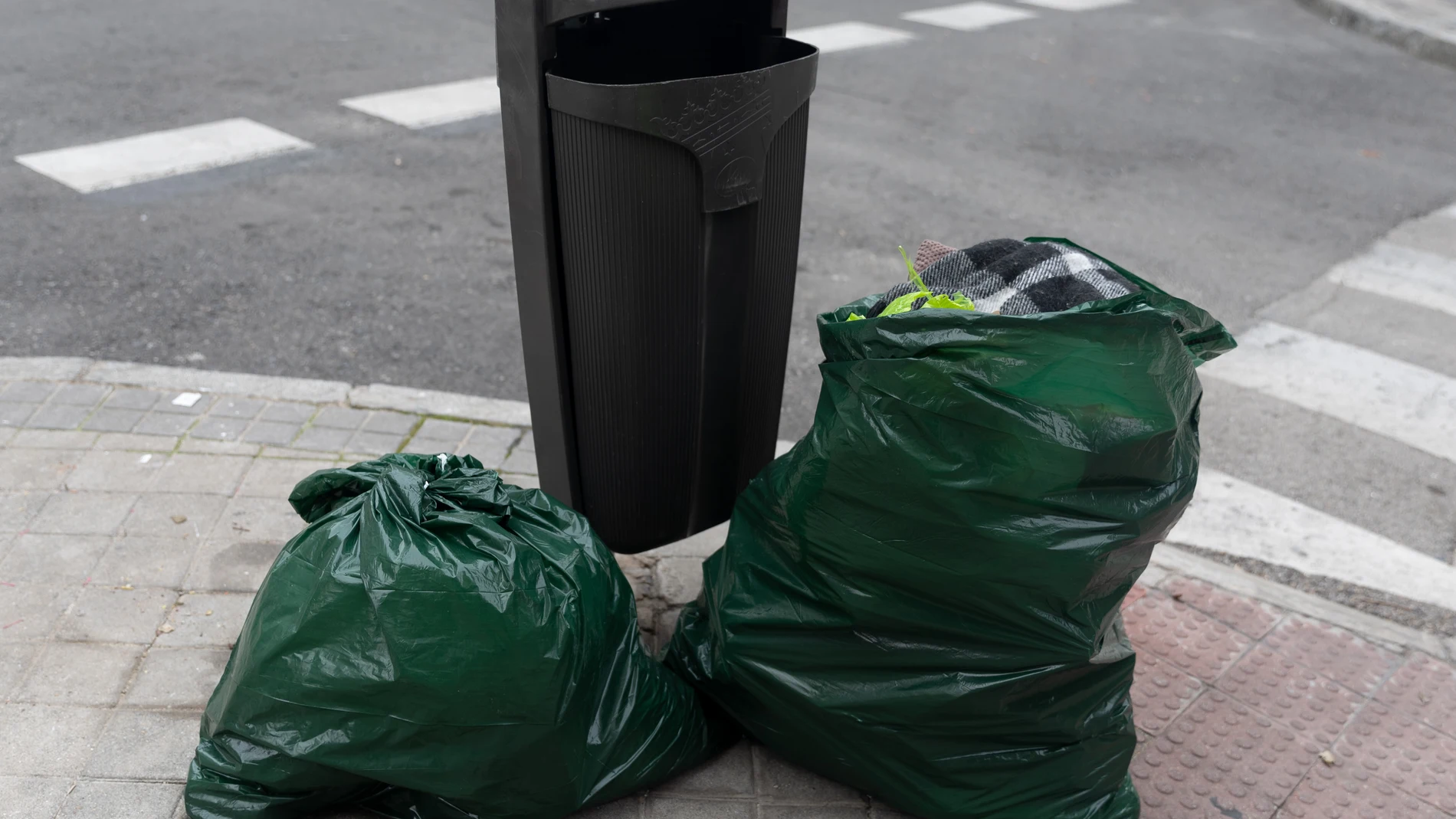 Varias bolsas de basura, a 29 de diciembre de 2023, en Madrid (España). El Ayuntamiento de Madrid ha pedido colaboración a la ciudadanía no sacando la basura en Nochebuena, Navidad, Nochevieja y Año Nuevo, debido a que esos días no hay servicio de recogida. Dichas labores se reforzarían los días posteriores a los festivos, con el fin de retirar los residuos generados en las celebraciones. El servicio volverá a la normalidad la noche del próximo 1 al 2 de enero. 29 DICIEMBRE 2023;BASURA;NOCHE...
