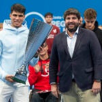 Carlos Alcaraz, acompañado por el presidente de Murcia, Fernando López Miras