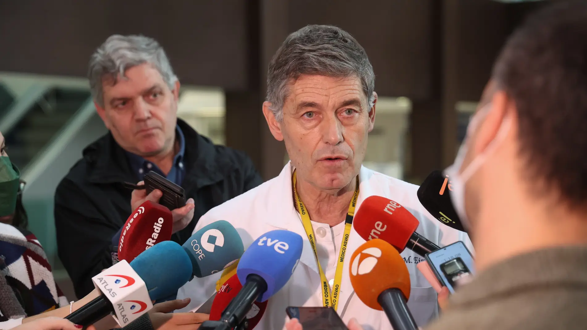 El jefe del Servicio de Microbiología del Hospital Universitario Río Hortega y director del Centro Nacional de la Gripe de Valladolid, José María Eiros, informa sobre la situación actual de la incidencia de los virus respiratorios en Castilla y León