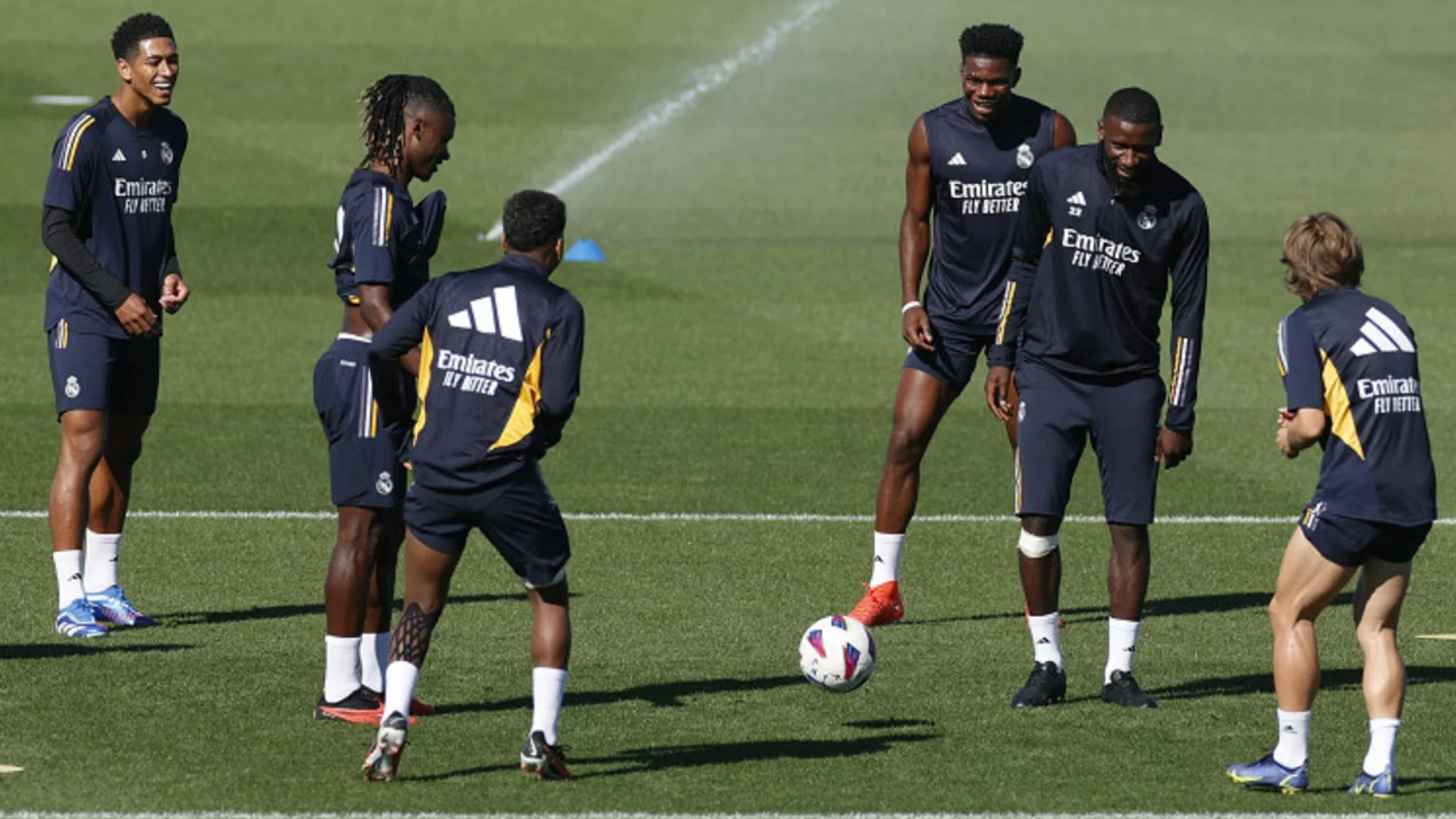 Rudiger, en e centro, en un rondo durante un entrenamiento