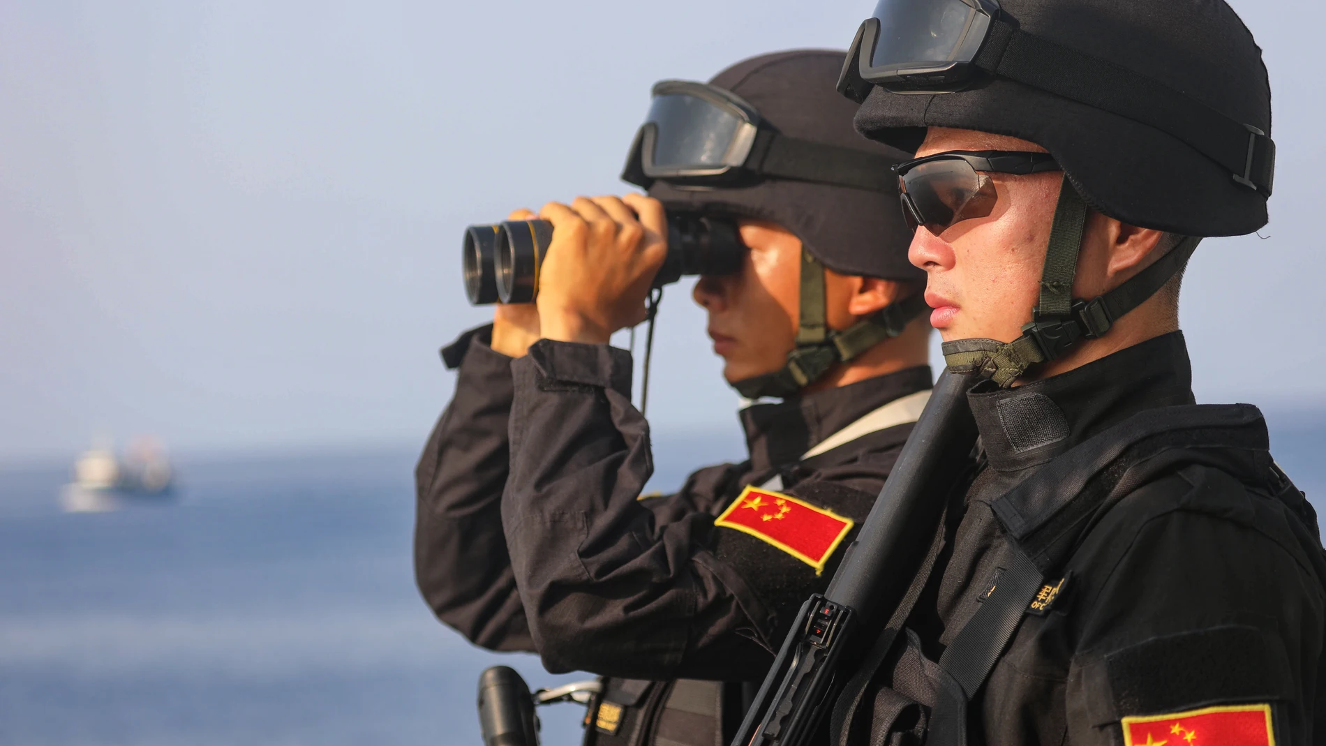BEIJING, Dec. 28, 2023 -- Special-operation soldiers aboard the missile frigate Yueyang of the 40th escort mission fleet dispatched by the Chinese People's Liberation Army (PLA) Navy are on vigilance during an escort mission on April 2, 2022. Since December 2008, China has been dispatching naval ships to carry out vessel protection operations in the Gulf of Aden and the waters off Somalia. Over the past 15 years, 45 consecutive fleets, 150 vessels and 35,000 personnel of the PLA Navy have...
