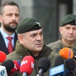 El jefe de las fuerzas armadas polacas, el general Wieslaw Kukula, dice a los medios que todo indica que un misil ruso invadió el espacio aéreo del este de Polonia y se marchó al poco tiempo, tras una reunión de seguridad nacional sobre el incidente en Varsovia, Polonia, el viernes 29 de diciembre de 2023. (Foto AP)