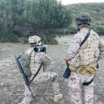 Un militar español instruye a un soldado ucraniano en el uso de armamento anticarro