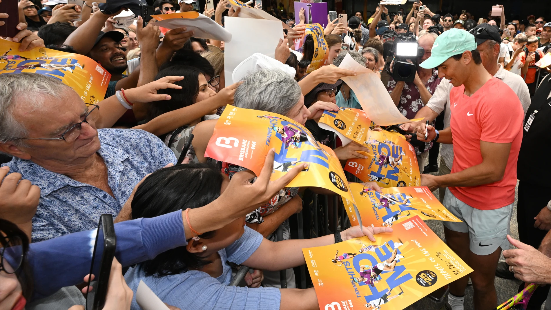 Nadal firma autógrafos en Brisbane