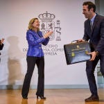 El nuevo ministro de Economía, Carlos Cuerpo recibe la cartera de manos de su antecesora en el cargo, Nadia Calviño en presencia de María Jesús Montero, nueva vicepresidenta primera durante un acto celebrado este viernes en el ministerio de Economía en Madrid.
