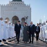 (I-D) El presidente del Gobierno, Pedro Sánchez; el historiador del Reino de Marruecos y portavoz del Palacio Real, Abdelhak Lamrin y el ministro de Sanidad y Protección Social de Rabat, Khalid Ait Taleb, después de visitar el Mausoleo de Mohamed V, a 2 de febrero, en Rabat (Marruecos).