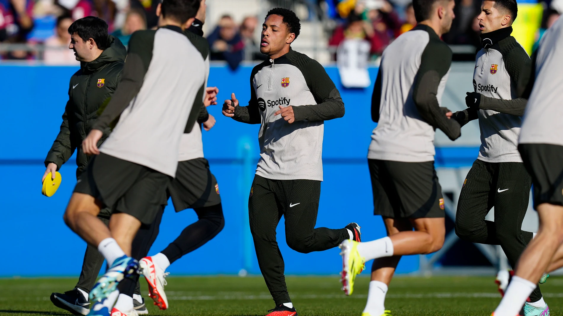 SANT JOAN DESPÍ (BARCELONA), 30/12/2023.- El delantero brasileño Vitor Roque (c) durante el entrenamiento del primer equipo del FC Barcelona a puertas abiertas en el estadio Johan Cruyff en Sant Joan Despí (Barcelona) este sábado. EFE/ Enric Fontcuberta.