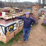 Félix Yáñez junto al "Territorio Artlanza"