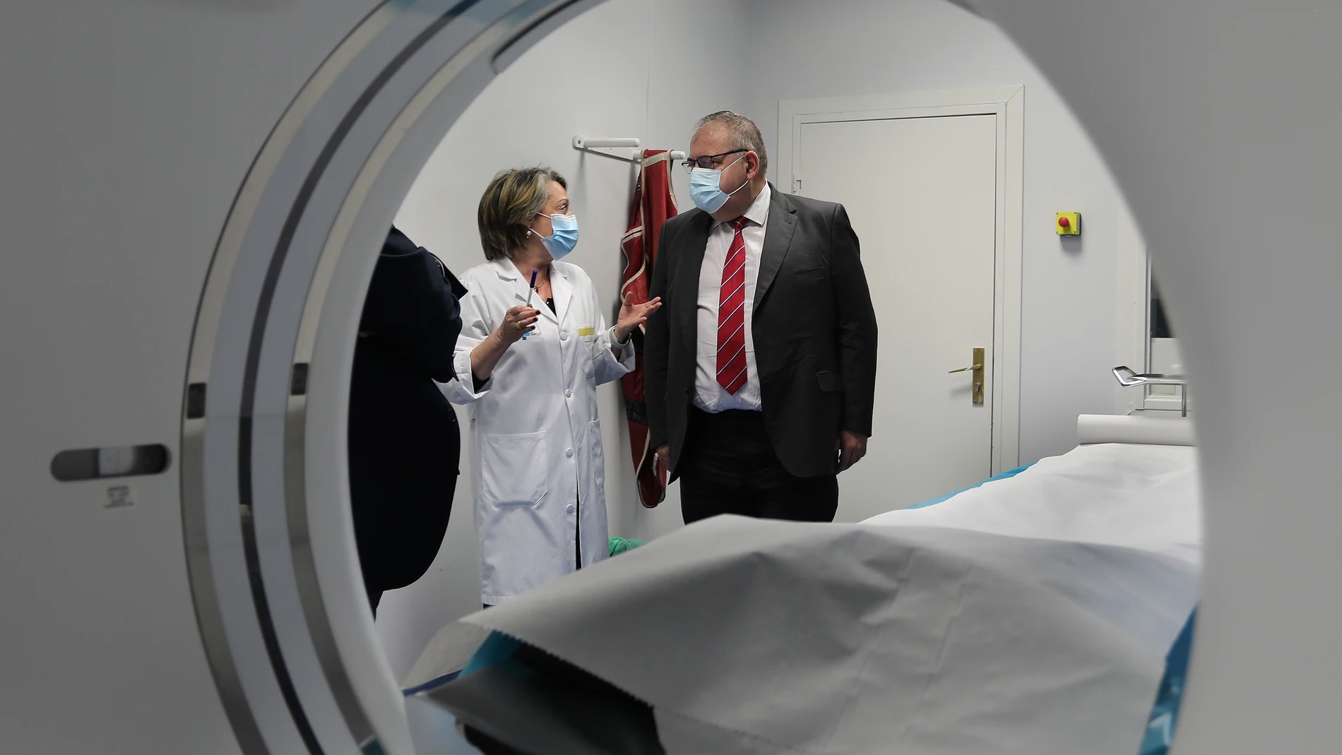 El consejero de Sanidad, Alejandro Vázquez Ramos, visita en el Hospital Rio Carrión de Palencia los nuevos equipamientos tecnológicos, la resonancia y el TAC