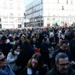 El reloj de la Puerta del Sol ensaya las campanadas, que muchos aprovechan para celebrar las 'preuvas'