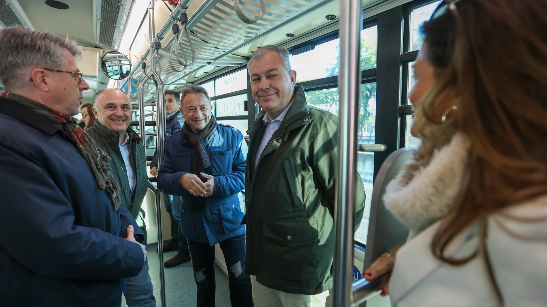El alcalde de Sevilla, José Luis Sanz, en un autobús de Tussam
