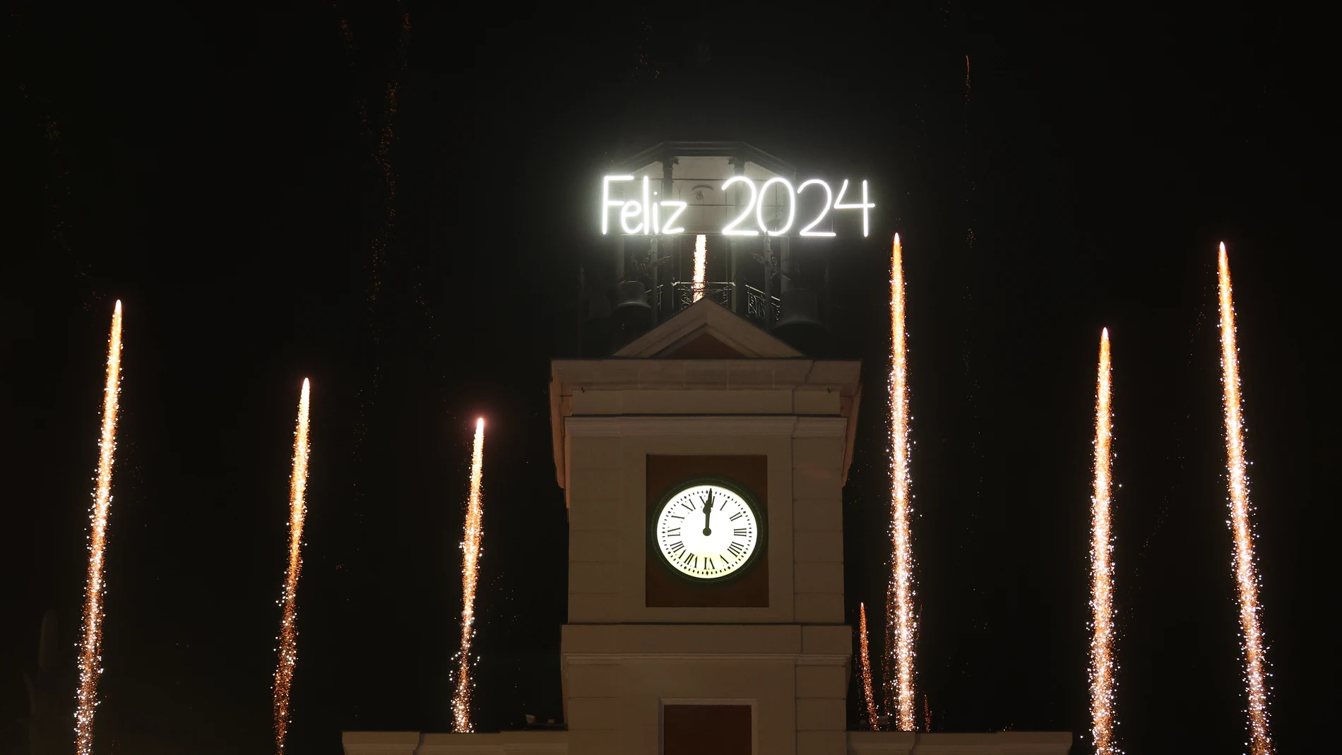 El reloj de la Real Casa de Correos felicita el 2024 con fuegos artificiales, tras las campanadas de Nochevieja 2023, en la Puerta del Sol, a 1 de enero de 2024, en Madrid (España). El aforo en la madrileña Puerta del Sol para dar la bienvenida al 2024 con las uvas el 31 de diciembre y la víspera, el día 30, se ha establecido en 15.000 personas, el doble que el año pasado debido a que las obras que lo limitaron el año pasado han sido finalizadas para la celebración de este evento. 31 DICIEMB...
