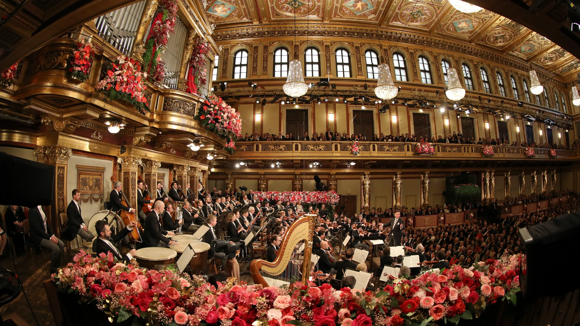 VIENA, 01/01/2024.- La Orquesta Filarmónica de Viena ofrece este lunes su célebre Concierto de Año Nuevo que, bajo la batuta del maestro alemán Christian Thielemann, es televisado en directo a cerca de un centenar de países cada primero de año desde la Sala Dorada del Musikverein de la capital austríaca. EFE/ Filarmónica de Viena /SOLO USO EDITORIAL/SOLO DISPONIBLE PARA ILUSTRAR LA NOTICIA QUE ACOMPAÑA (CRÉDITO OBLIGATORIO)