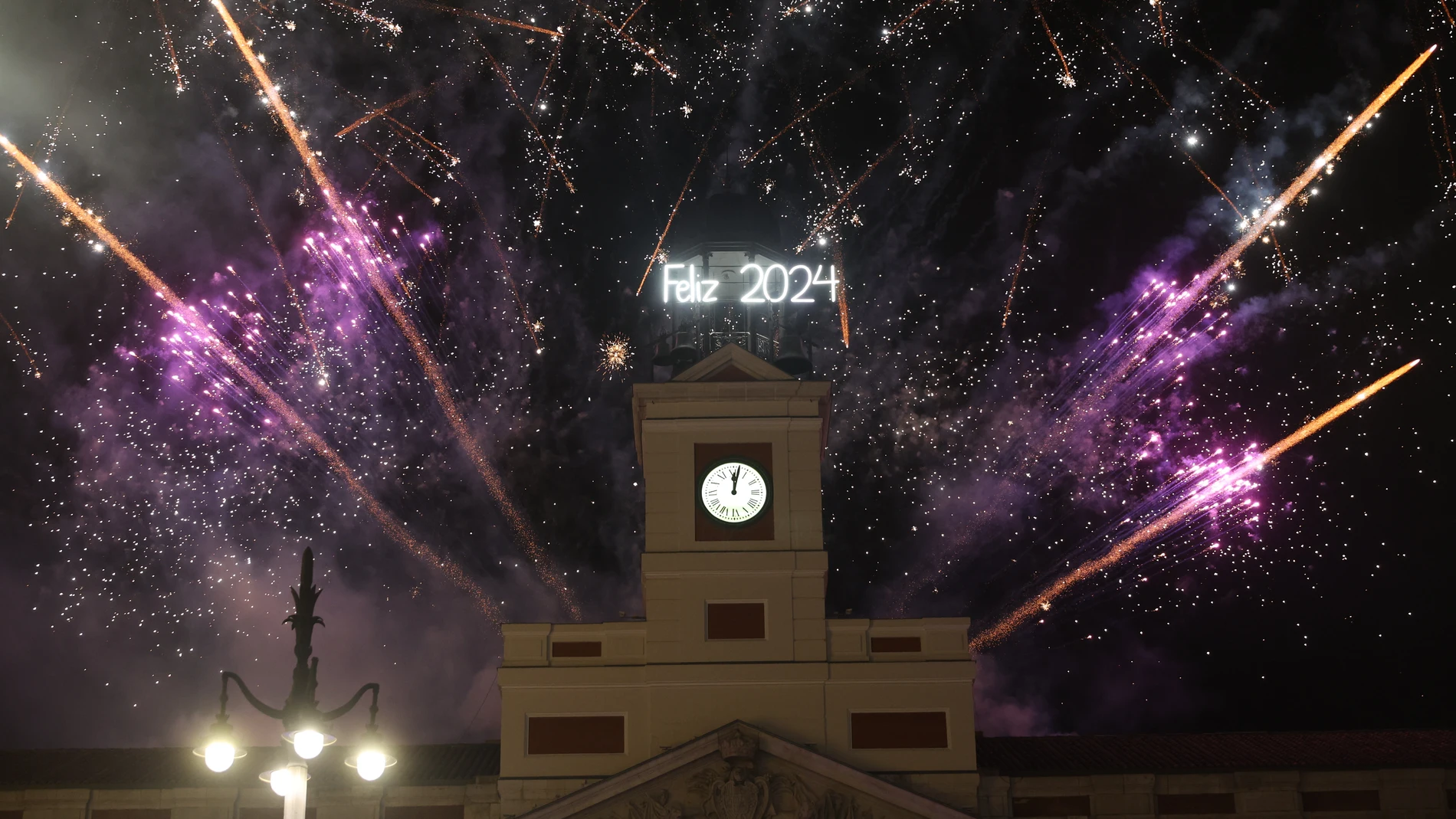 El reloj de la Real Casa de Correos felicita el 2024 con fuegos artificiales, tras las campanadas de Nochevieja 2023, en la Puerta del Sol, a 1 de enero de 2024, en Madrid (España). El aforo en la madrileña Puerta del Sol para dar la bienvenida al 2024 con las uvas el 31 de diciembre y la víspera, el día 30, se ha establecido en 15.000 personas, el doble que el año pasado debido a que las obras que lo limitaron el año pasado han sido finalizadas para la celebración de este evento. 31 DICIEMB...
