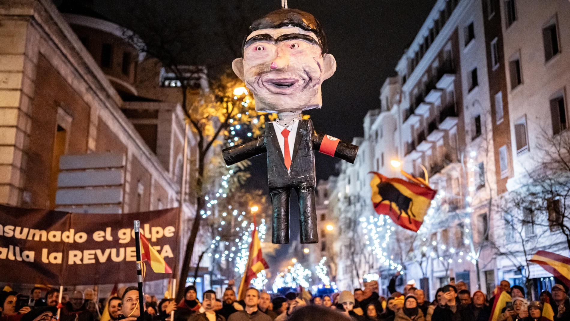 La quema de fotos del Rey o de Puigdemont, precedentes al muñeco de Sánchez en los que los jueces no vieron delito